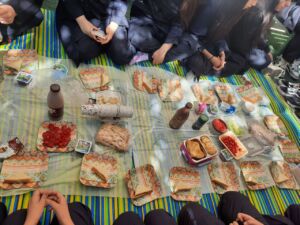 دورهمی-صمیمی-با-دبیران در هفته سلامت، دانشآموزان دبیرستان دخترانه گام آفتاب با همراه داشتن صبحانهای سالم و مقوی، در کنار دبیران محترم مجموعه صبحی دلانگیز را سپری کردند.